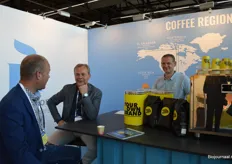 Ook Neuteboom Coffeeroasters stond weer op de beurs. In het midden is Jan Hart in een geanimeerd gesprek over de biologische koffie. 